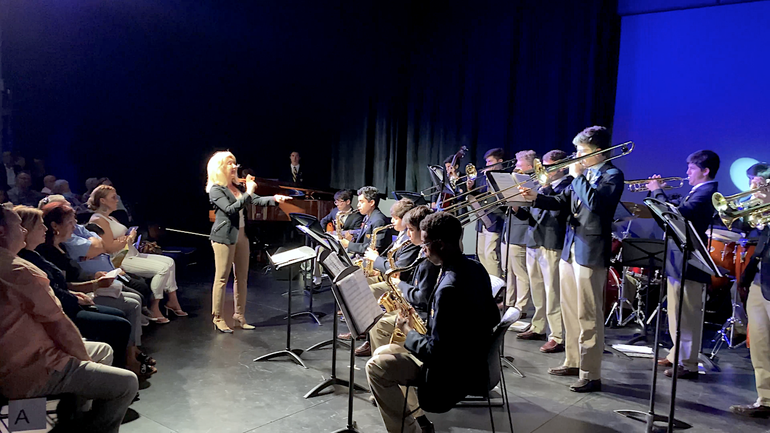 La maestra Marlene Urbay dirige a la Belen Jazz Band en el evento "Cantando por la vida", el domingo 27 de febrero de 2022 en el Westchester Cultural Arts Center, en Miami. 