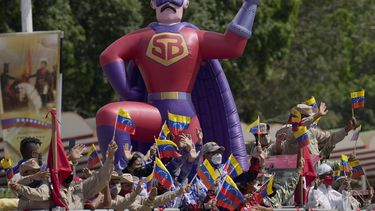 Una carroza con la milicia local y un muñeco hinchable del personaje Super Bigote, a semejanza del presidente venezolano Nicolás Maduro, participa en el desfile del Día de la Independencia en Caracas, Venezuela, el martes 5 de julio de 2022. Venezuela celebra 211 años de su declaración de independencia de España.&nbsp;