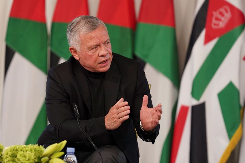 El rey Abdullah II de Jordania durante un encuentro con un líder tribal, el lunes 4 de octubre de 2021, en Al-Qasta, al sur de Amán, Jordania.