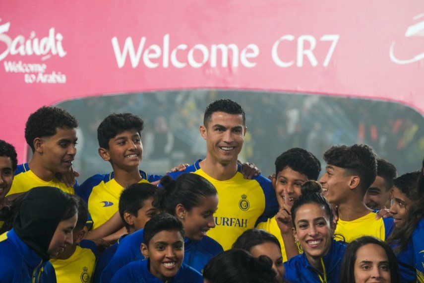 Cristiano Ronaldo sonríe durante su presentación oficial con el Al Nassr de Arabia Saudí, en Riad, el martes 3 de enero de 2023.
