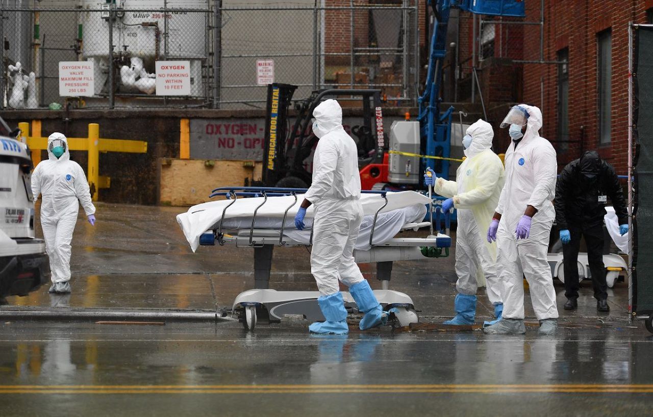Paramédicos trasladan a uno de los fallecidos por COVID-19 a la morgue. Paramédicos trasladan a uno de los fallecidos por COVID-19 a la morgue.