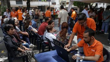 Electores participan en el proceso de validación de partidos políticos en la ciudad de Caracas (Venezuela). &nbsp;