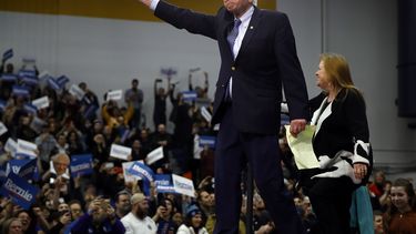 El precandidato presidencial dem&oacute;crata Bernie Sanders, senador por Vermont, es acompa&ntilde;ado por su esposa, Jane O&rsquo;Meara Sanders, momentos antes de dirigir un mensaje a simpatizantes durante la jornada del proceso interno dem&oacute;crata en Manchester, Nueva Hampshire, el martes 11 de febrero de 2020.