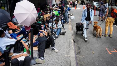 Numerosos migrantes permanecen día y noche en una acera afuera del hotel Roosevelt alquilado por la ciudad como lugar de alojamiento temporal a la espera de que les asignen una cama en el sistema de albergues de la Ciudad de Nueva York, según esta imagen tomada el lunes 31 de julio de 2023.