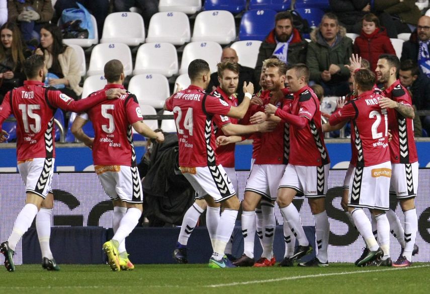 Los jugadores del Deportivo Alavés celebran el gol del delantero Christian Santos