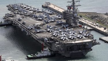El portaaviones estadounidense USS Ronald Reagan llegando a Busán, Corea del Sur.