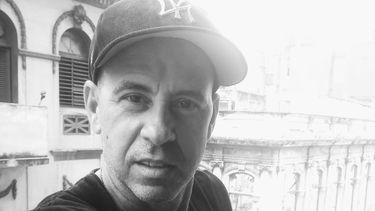 Tommy Clark se toma un selfie en La Habana, Cuba. 