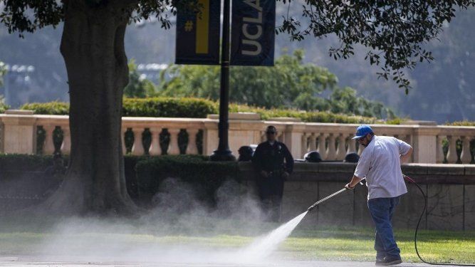 Un hombre limpia el suelo luego de que la policía retiró un campamento de protesta propalestino en el campus de la Universidad de California en Los Ángeles, el jueves 2 de mayo de 2024.&nbsp;