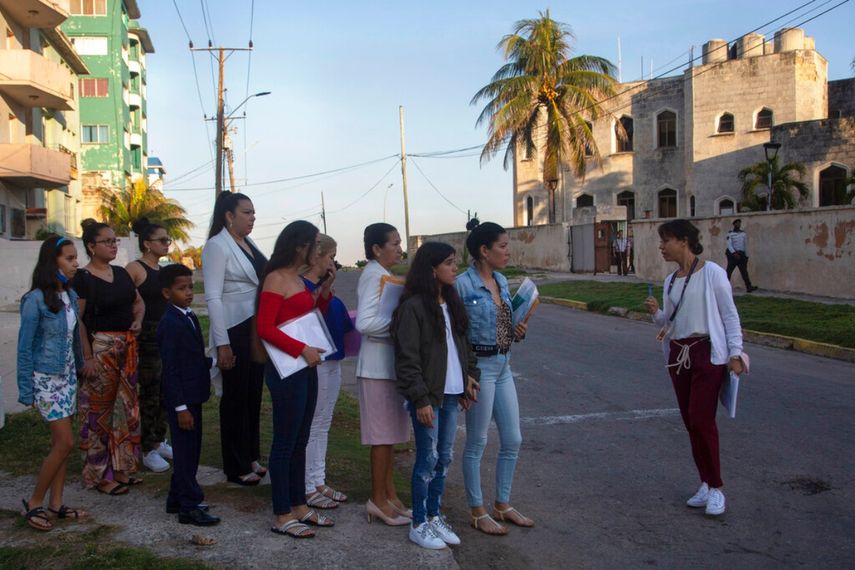 Varias personas esperan en una fila para entrar a la embajada de Estados Unidos el día que reanudó los servicios consulares y de visados en La Habana.