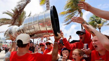 Brad Marchand #63 de los Florida Panthers sostiene la Copa Stanley durante el Desfile y Rally de la Victoria de los Florida Panthers 2025, el 22 de junio de 2025, en la playa de Fort Lauderdale, Florida. Eliot J. Schechter/Getty Images/AFP (Foto de ELIOT J. SCHECHTER / GETTY IMAGES NORTH AMERICA / Getty Images vía AFP)