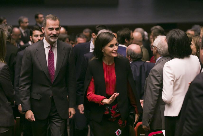 Fotografía del ocho de noviembre de 2019 de los reyes Felipe VI y Letizia a su salida del auditorio tras clausurar el XVI Congreso de la Asociación de Academias de la Lengua Española, en Sevilla, España.