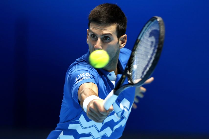 El serbio Novak Djokovic devuelve un tiro del alemán Alexander Zverev en su duelo en la Copa Masters de la ATP, en la Arena O2 de Londres, el viernes 20 de noviembre de 2020