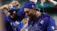 El toletero Vinnie Pasquantino, de Italia, recibe un baño de agua por parte de sus compañeros tras una victoria en el Clásico Mundial de Béisbol, el 11 de marzo de 2026.