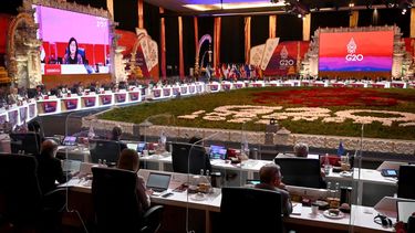 Delegados escuchan a la ministra de finanzas de Indonesia Sri Mulyani pronunciar un discurso en la reunión de ministros de finanzas y banqueros centrales del Grupo de los 20 en Bali, Indonesia, el 15 de julio el 2022.&nbsp;