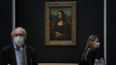 Periodistas pasan frente a la Mona Lisa de Leonardo da Vinci durante una visita al museo del Louvre previa a su reapertura el 6 de julio en París, el martes 23 de junio de 2020. Después de cuatro meses sin recibir visitantes por el brote de coronavirus la Mona Lisa se prepara para atraer nuevamente a visitantes cuando el Louvre reabra en julio. Periodistas pasan frente a la Mona Lisa de Leonardo da Vinci durante una visita al museo del Louvre previa a su reapertura el 6 de julio en París, el martes 23 de junio de 2020. Después de cuatro meses sin recibir visitantes por el brote de coronavirus la Mona Lisa se prepara para atraer nuevamente a visitantes cuando el Louvre reabra en julio.