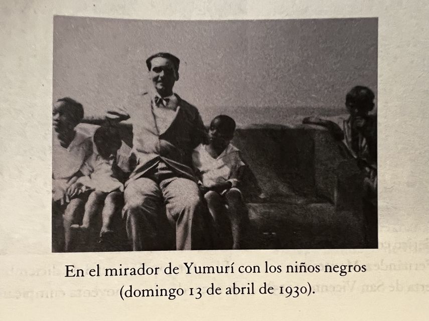 Federico García Lorca con niños en Matanzas.