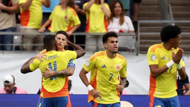 El mediocampista colombiano #10 James Rodríguez (2n izq.) celebra el segundo gol de su equipo desde el punto de penalti durante el partido de cuartos de final de la Copa América Conmebol 2024 entre Colombia y Panamá en el State Farm Stadium en Glendale, Arizona,&nbsp;