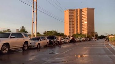 Los venezolanos estacionan sus vehículos toda la noche en fila para poder echar al menos 30 litros de gasolina cada 15 días.&nbsp;