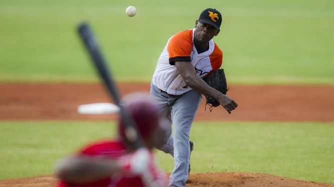 Odelín realizó 132 envíos para completar el partido. (EFE)