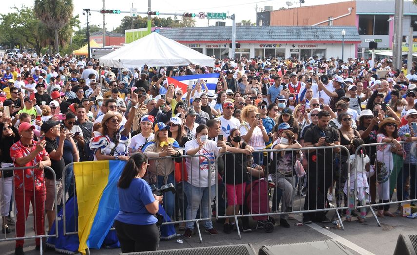 El público disfruta del Festival de la Calle Ocho.