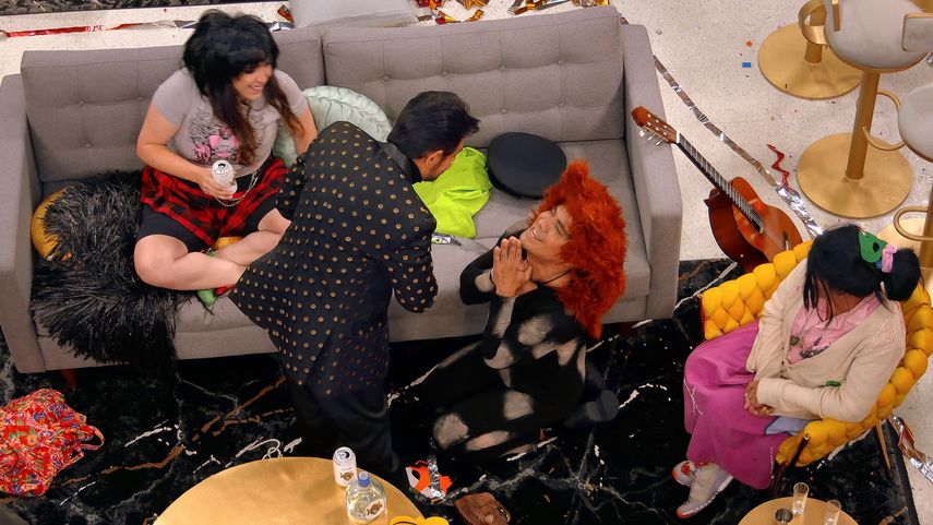 En esta imagen proporcionada por Prime Video, Isabel Fernández, Eugenio Derbez, Ricardo Peralta y La Chupitos en una escena de la quinta temporada de LOL México.