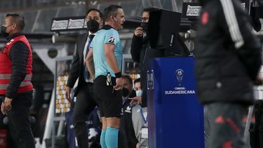 El árbitro Patricio Loustau de Argentina revisa el VAR durante un partido de la Copa Sudamericana en Santiago, Chile, el martes 28 de junio de 2022, donde se esperaba detectar si hubo Fuera de Juego