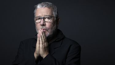 El diseñador francés Philippe Starck posa durante una sesión de fotos en París el 27 de octubre de 2022.