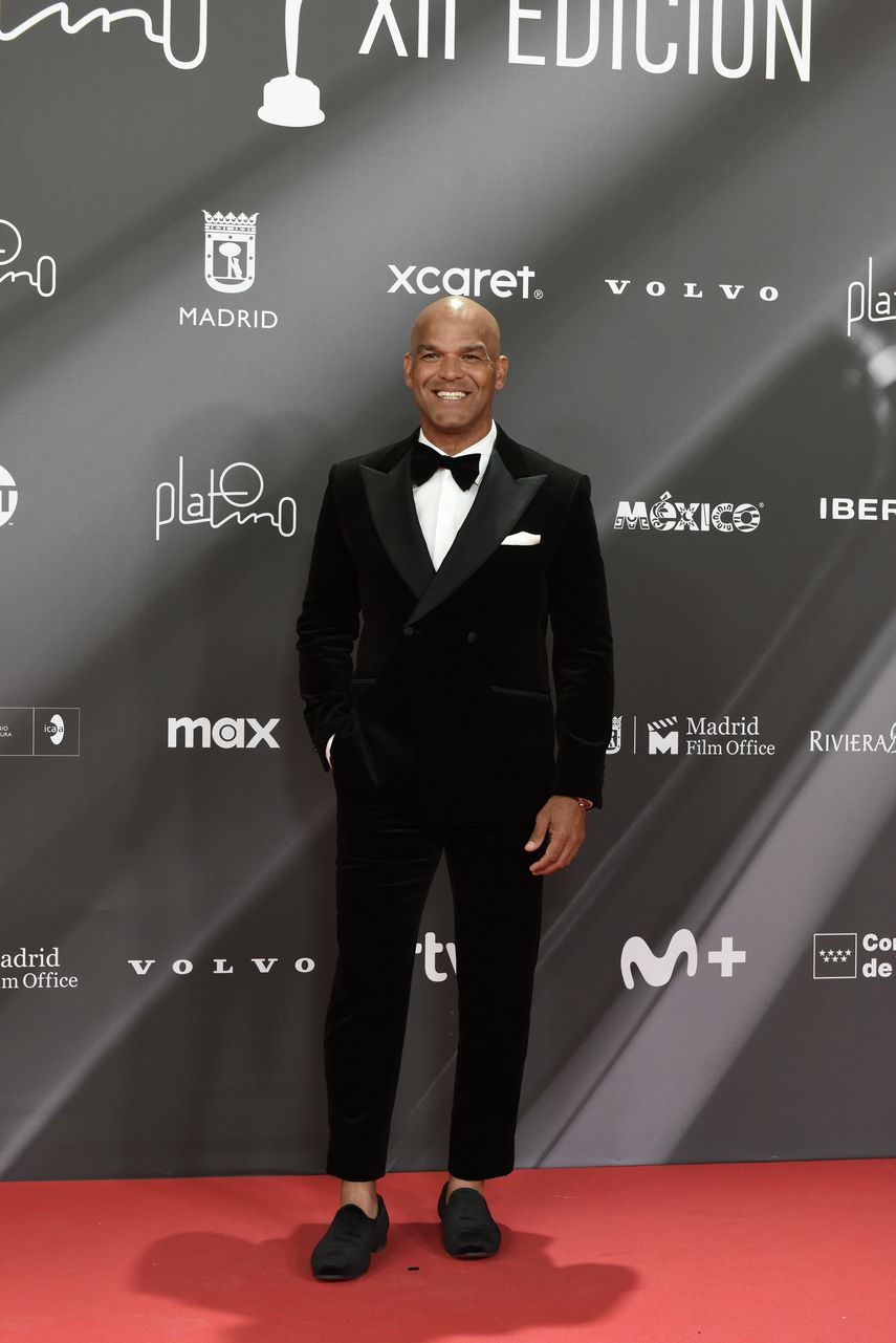 Amaury Nolasco llega a la alfombra Roja de la XII edición de los Premios Platino.