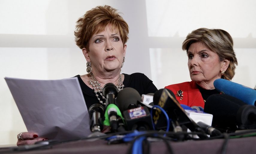 Beverly Young Nelson (i), de Alabama, lee una declaración junto a la abogada Gloria Allred (d) durante una conferencia de prensa en la que describió una supuesta agresión sexual contra ella en 1977 por el entonces Fiscal General&nbsp;Roy&nbsp;Moore, candidato republicano para el Senado en Alabama.&nbsp;