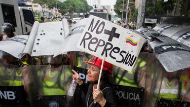 Decenas de madres participan en las protestas que a diario reclaman un cambio de gobierno en Venezuela.