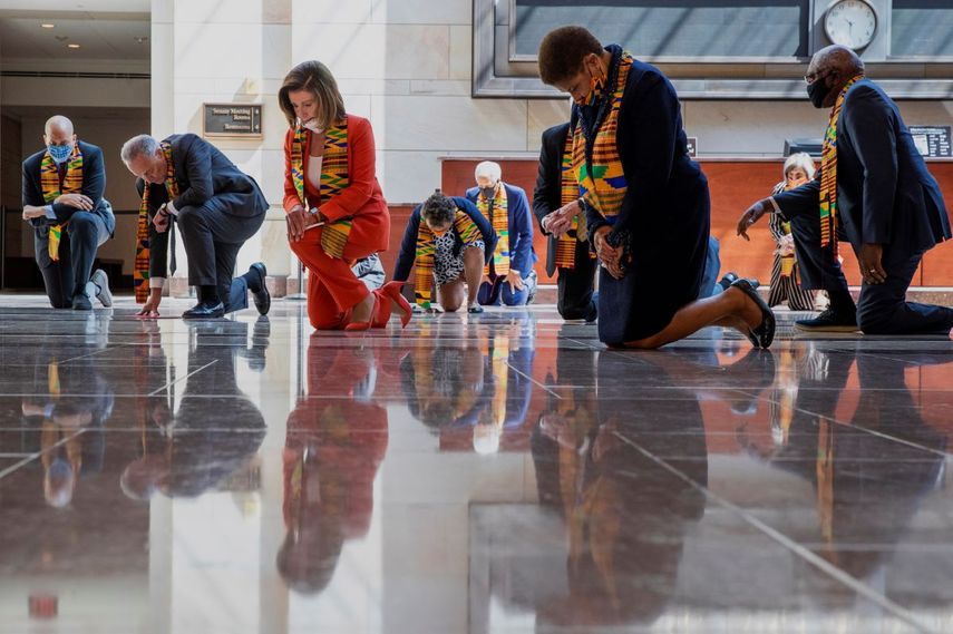 La presidenta de la C&aacute;mara de Representantes, la dem&oacute;crata Nancy Pelosi, al centro, y otros miembros del Congreso se arrodillan y guardan un minuto de silencio el lunes 8 de junio de 2020 en el Capitolio en Washington, en honor de George Floyd.