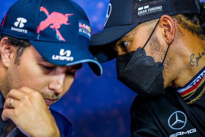 El piloto mexicano de la escudería Red Bull Sergio Pérez habla con el piloto británico de Mercedes Lewis Hamilton durante la conferencia de prensa antes del Gran Premio de Francia en el circuito Paul Ricard al sur del país el 21 de julio del 2022. Allí lamentaron los hechos ocurridos en Austria con los aficionados de las gradas