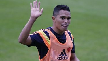 Recién declarado el mejor jugador americano de la pasada temporada en la liga española, el colombiano subió al podio de la gala celebrada en Madrid y, luciendo riguroso traje negro, agradeció a Dios, mi familia, mis compañeros y los directivos del Sev