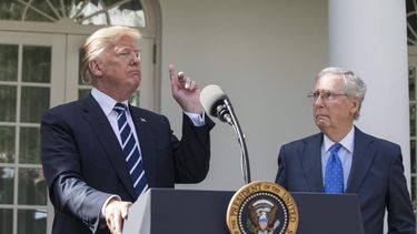 El presidente Donald Trump, junto al líder de la mayoría en el Senado, Mitch McConnell. 