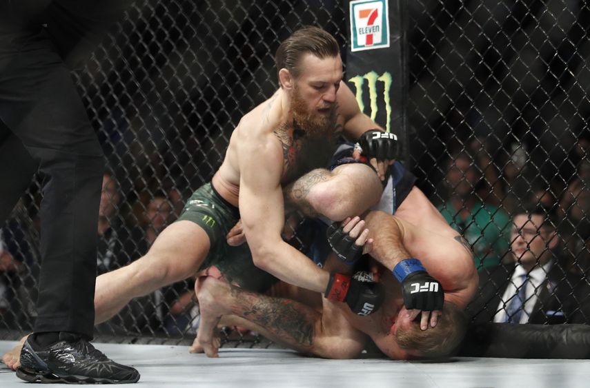 Conor McGregor le da un golpe a Donald Cerrone en la pelea de UFC 246 el primer triunfo del irlandés en tres años el sábado 18 de enero del 2020.&nbsp;