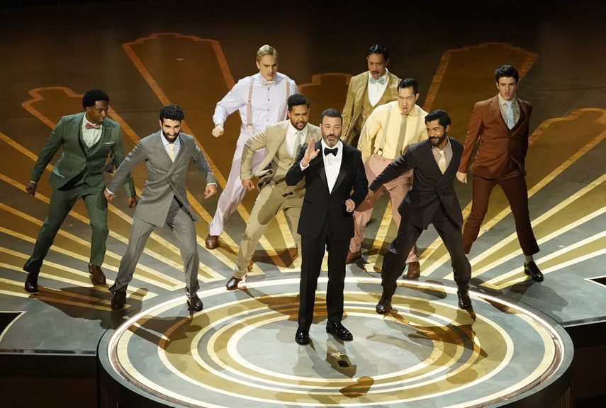 El presentador Jimmy Kimmel, centro, en el escenario durante un número en los premios Óscar el domingo 12 de marzo de 2023 en el Teatro Dolby en Los Ángeles.