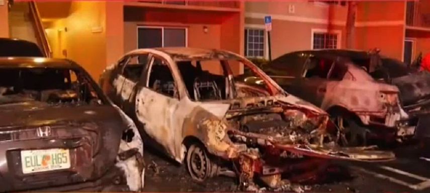 El fuego dejó pérdidas totales en tres vehículos.