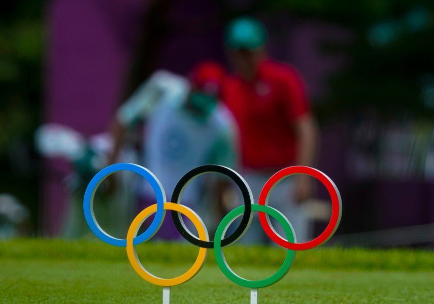 El mexicano Carlos Ortiz pasa detrás de los anillos olímpicos durante la competencia de golf masculino en los Juegos Olímpicos de Verano 2020 en Kawagoe, Japón, el 30 de julio de 2021.&nbsp;