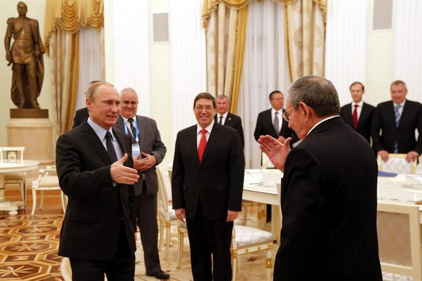 El presidente cubano, Raúl Castro, saluda a su homólogo ruso, Vladímir Putin, durante su reunión en el Kremlin de Moscú, Rusia. EFE 
