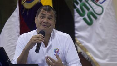 El presidente de Ecuador, Rafael Correa, habla durante un encuentro con la prensa extranjera, el 6 de noviembre de 2014, en la ciudad amazónica de Francisco de Orellana, también conocida como Coca. EFE