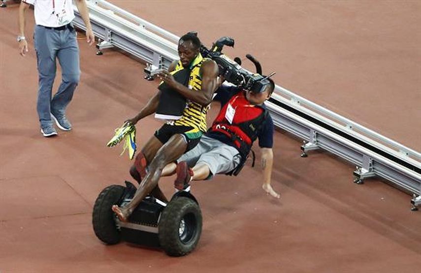 Bolt fue atropellado mientras celebraba su título. (EFE)