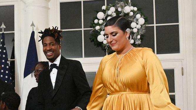 El cantante estadounidense Jon Batiste y su esposa, la escritora Suleika Jaouad, llegan a la Casa Blanca para asistir a una cena de estado en honor al presidente francés Emmanuel Macron, en Washington, DC, el 1 de diciembre de 2022.