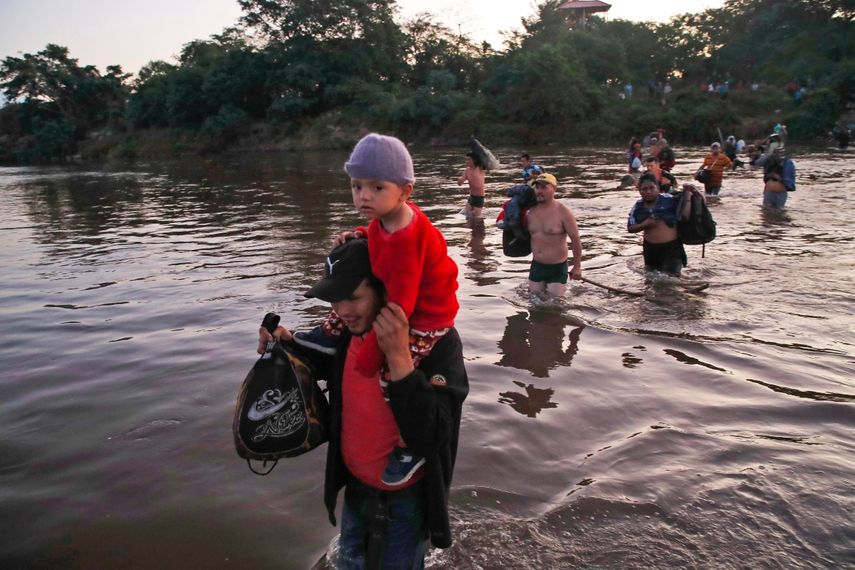 Migrantes centroamericanos cruzan el río Suchiate el jueves 23 de enero de 2020 desde Tecún Umán, Guatemala, a México.&nbsp;