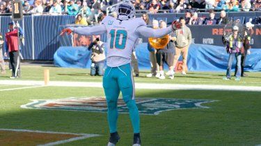 El receptor de los Dolphins de Miami, Tyreek Hill, celebra su touchdown durante un partido de fútbol americano de la NFL contra los Chicago Bears.