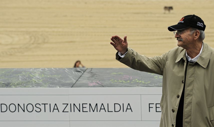 El director mexicano Felipe Cazals saluda al posar para promover la película “Chico Grande” en la 58 edición del Festival de Cine de San Sebastián, en San Sebastián, España el 17 de septiembre de 2010. El cineasta falleció el 16 de octubre de 2021 en México.
