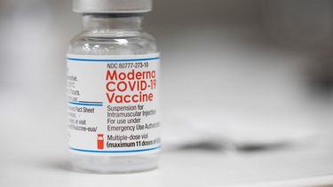 Un vial de la vacuna de Moderna contra el COVID-19 en el mostrador de una farmacia en Portland, Oregon, el lunes 27 de diciembre de 2021. 