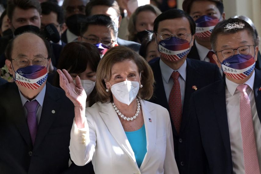 La presidenta de la Cámara de Representantes de los Estados Unidos, Nancy Pelosi (centro), saluda a los periodistas durante su llegada al Parlamento en Taipéi, 3 de agosto de 2022.