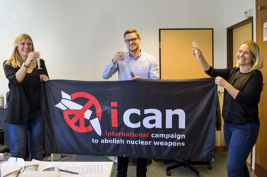 La directora ejecutiva de Campaña Internacional para la Abolición de las Armas Nucleares, Beatriz Fihn (i); el coordinador de ICAN, Daniel Hogsta, y Grethe Ostern, del comité de dirección de ICAN celebran el galardón del premio Nobel de la Paz en Ginebra (Suiza).