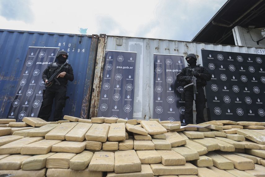 Miembros de la Policía Federal&nbsp;Argentina&nbsp;custodian un cargamento de 4,5 toneladas de&nbsp;marihuana&nbsp;