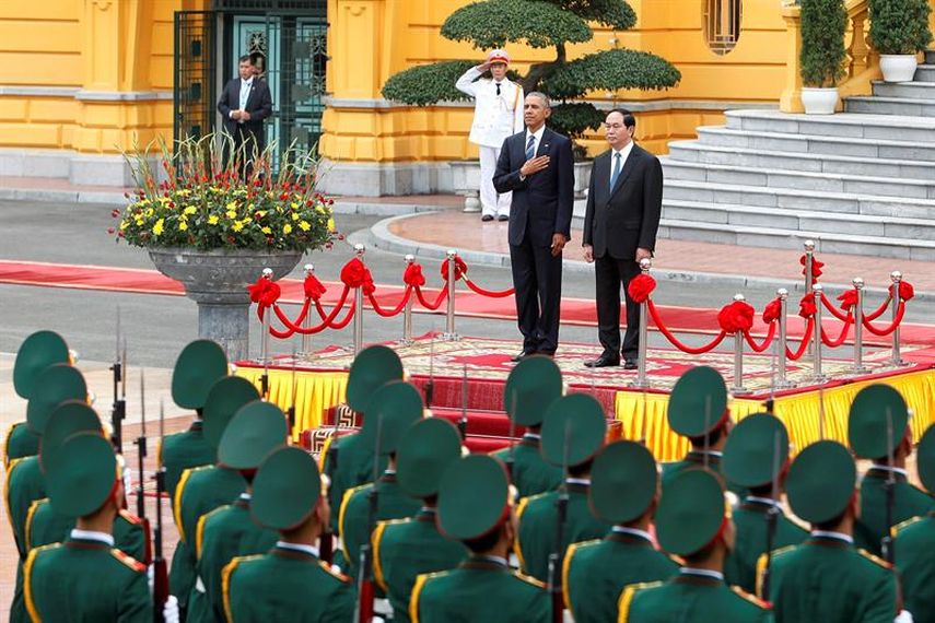 El presidente estadounidense, Barack Obama, y su homólogo vietnamita, Tran Dai Quang, pasan revista a la guardia de honor en el Palacio Presidencial en Hanoi (Vietnam)  (EFE)
